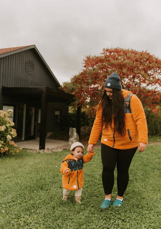 Veste sherpa Orange portée - Petit Montagnard